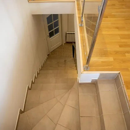 Romi Apartman *